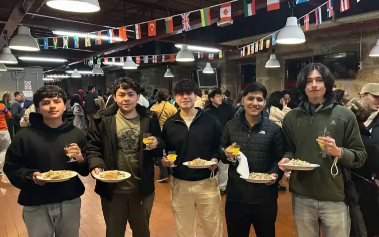 Imagem ilustra alguns estudantes de várias nacionalidades que se juntaram ontem à noite, num jantar que pretendeu fomentar a cultura, a inclusão, o convívio e a integração